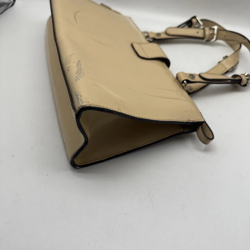 Vtg‎ Guess Purse Womens Handbag Tan Patent Leather Top Handle Buckle Y2K